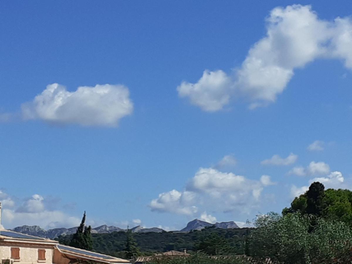 Appartement situé dans les Alpilles Mouries Esterno foto