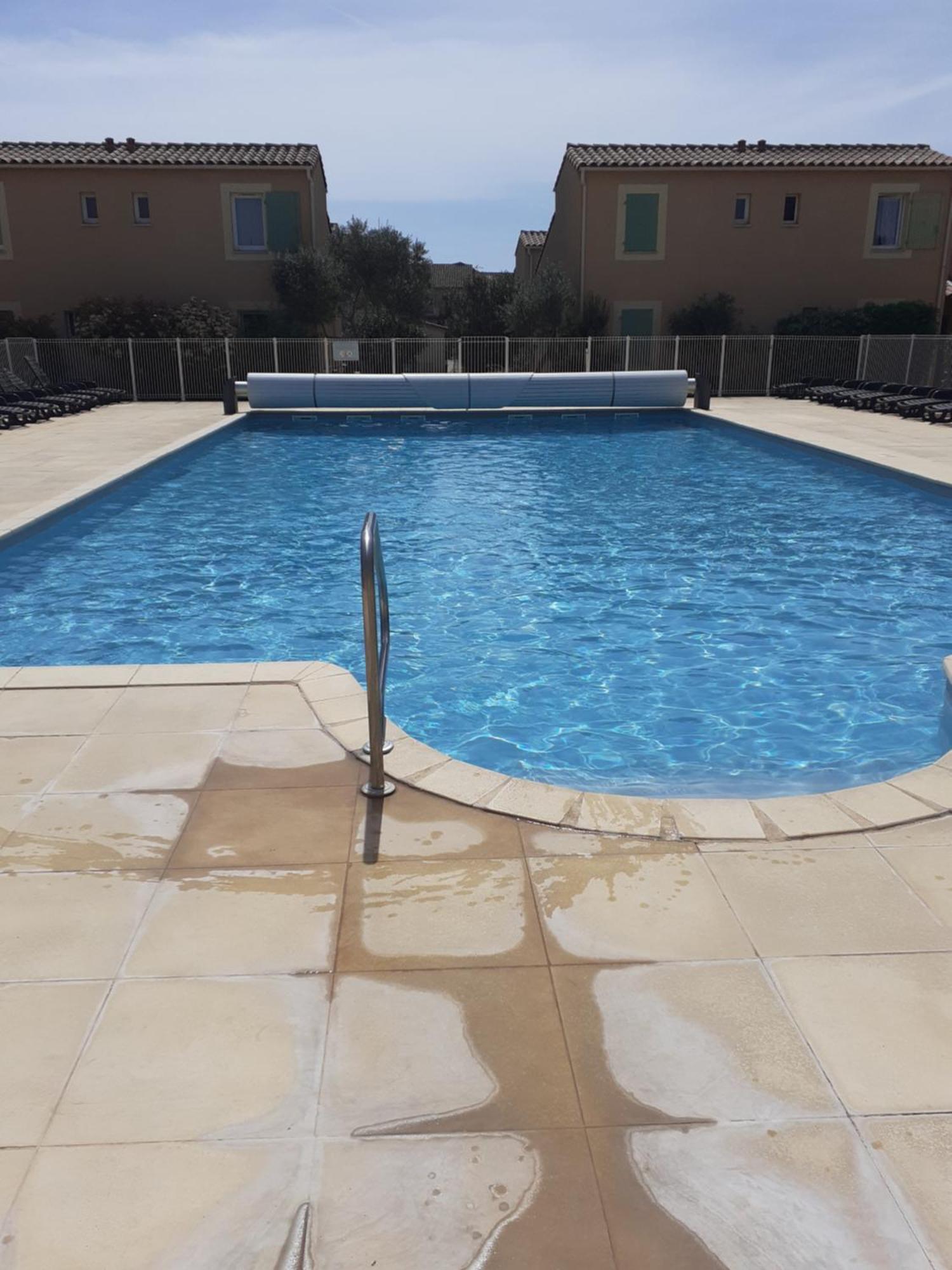 Appartement situé dans les Alpilles Mouries Esterno foto